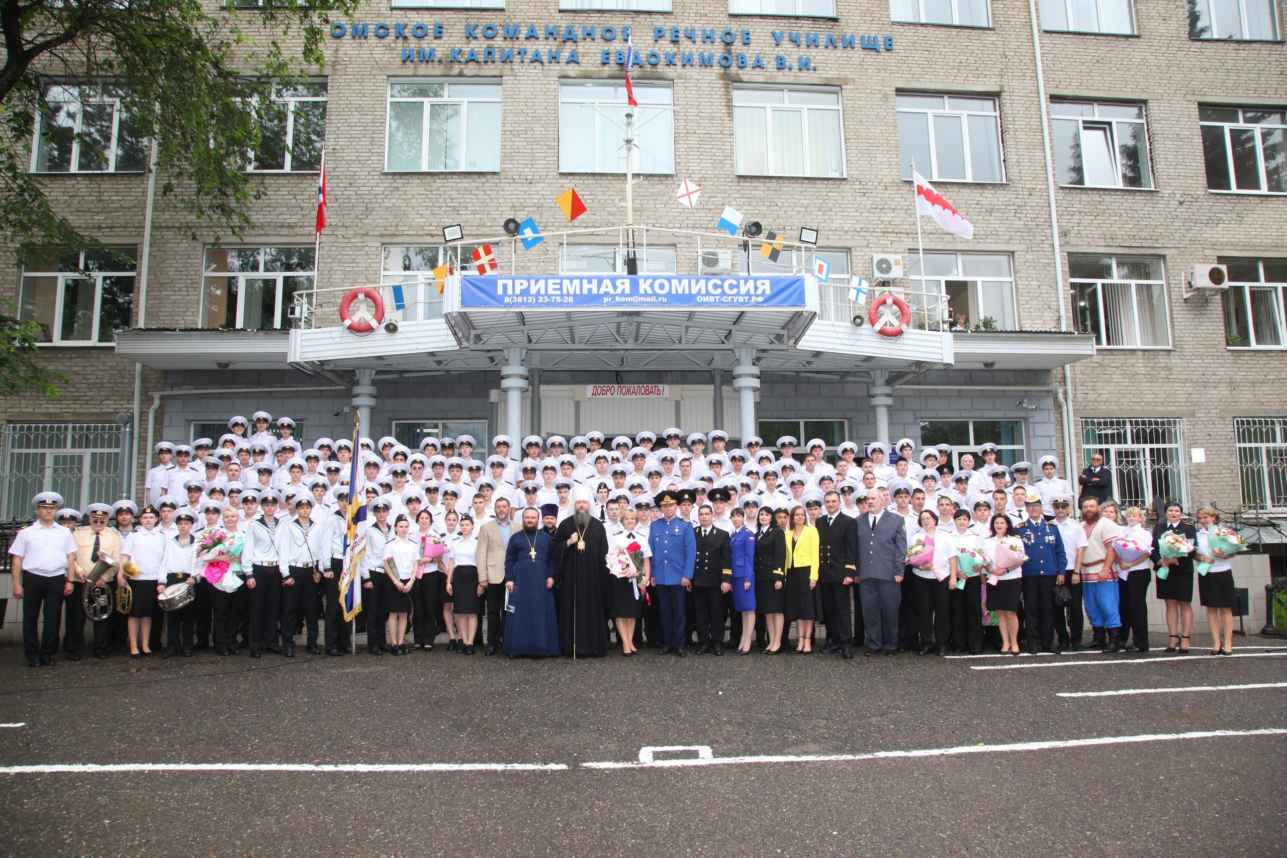 Выпускникам Омского института водного транспорта вручили дипломы